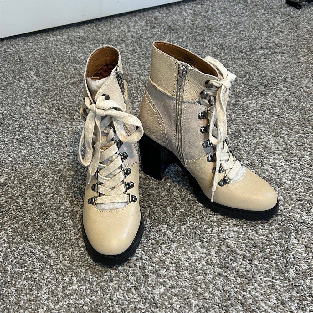 Frye & Co. Cream Lace-Up Ankle Boots